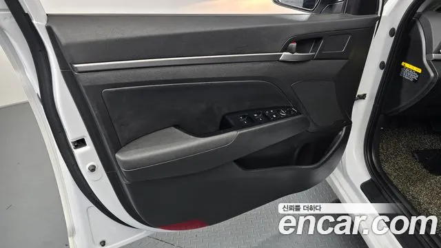 Hyundai AVANTE 2018 — фото 13