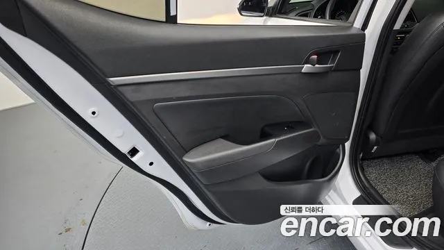 Hyundai AVANTE 2018 — фото 14
