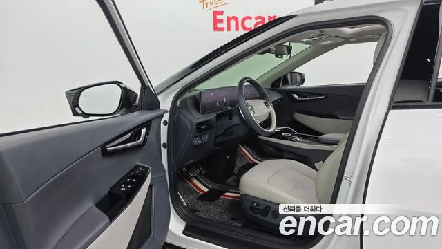 Kia EV6 2023 — фото 19