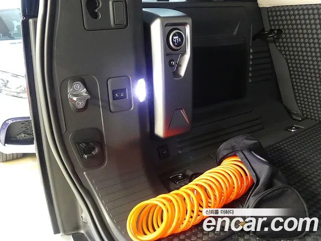 Land Rover Defender 2023 — фото 11