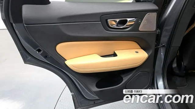 Volvo XC60 2021 — фото 15