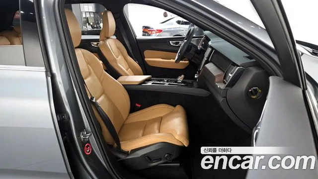 Volvo XC60 2021 — фото 16