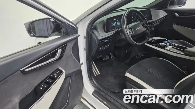 Kia EV6 2023 — фото 19