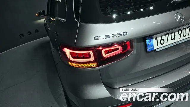 Mercedes-Benz GLB-Class 2023 — фото 9