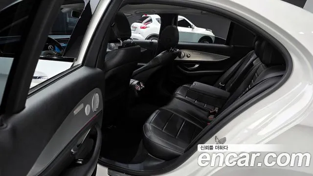 Mercedes-Benz E-Class 2017 — фото 12