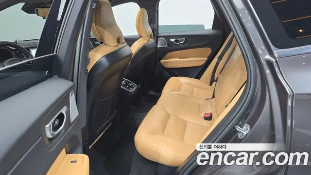Volvo XC60 2023 — фото 11