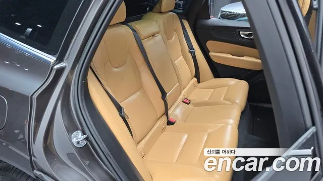 Volvo XC60 2023 — фото 12