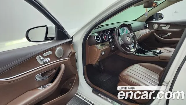 Mercedes-Benz E-Class 2017 — фото 10