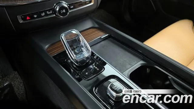 Volvo XC60 2022 — фото 12