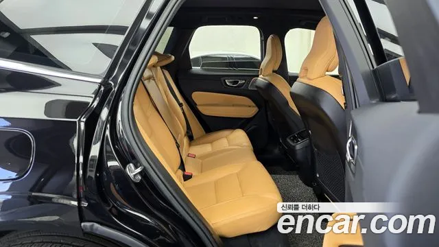 Volvo XC60 2022 — фото 17