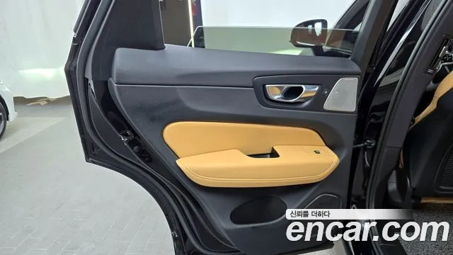Volvo XC60 2022 — фото 15