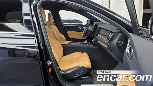 Volvo XC60 2022 — фото 16