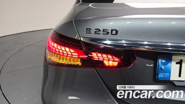 Mercedes-Benz E-Class 2021 — фото 8
