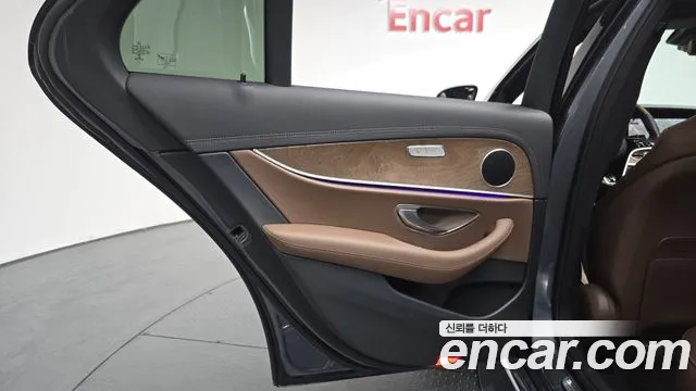 Mercedes-Benz E-Class 2021 — фото 14
