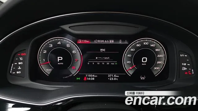 Audi Q8 2023 — фото 11