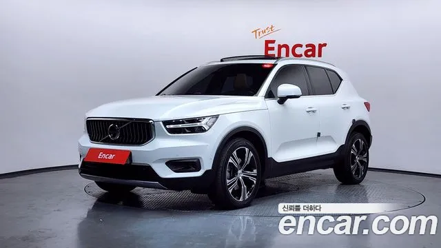 Volvo XC40 2021 — фото 1