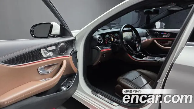Mercedes-Benz E-Class 2023 — фото 13
