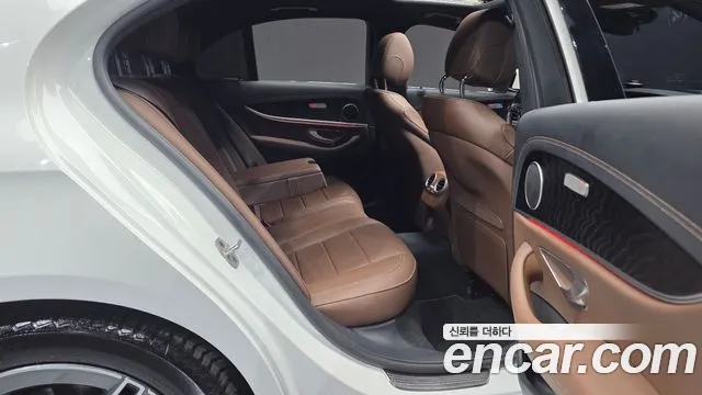 Mercedes-Benz E-Class 2023 — фото 17