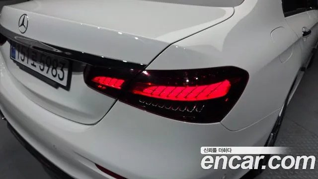 Mercedes-Benz E-Class 2023 — фото 9