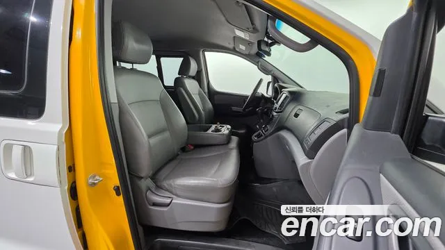 Hyundai Starex 2017 — фото 10