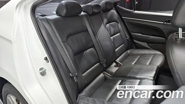 Hyundai AVANTE 2017 — фото 18