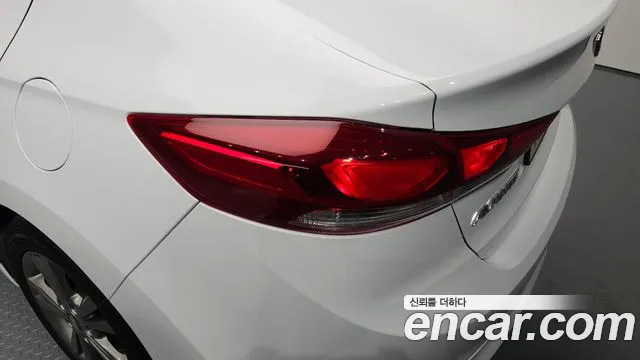 Hyundai AVANTE 2017 — фото 9