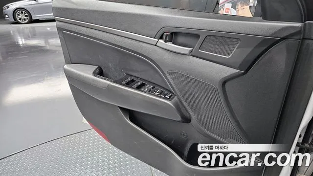 Hyundai AVANTE 2017 — фото 14