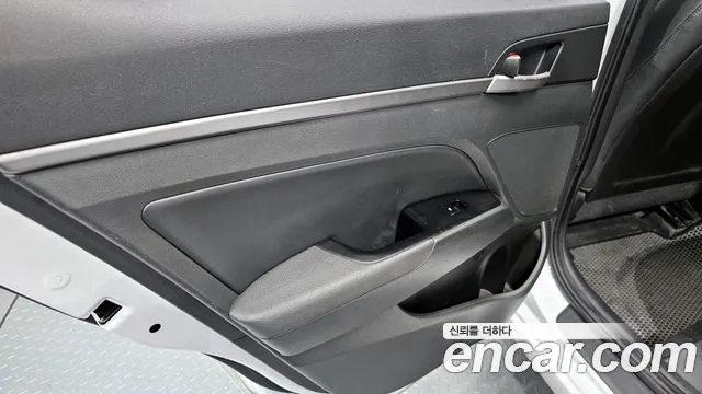 Hyundai AVANTE 2017 — фото 15