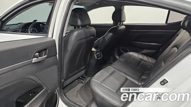 Hyundai AVANTE 2017 — фото 16