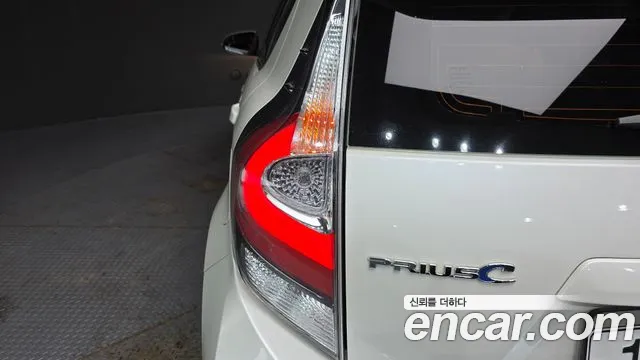 Toyota Prius 2019 — фото 9