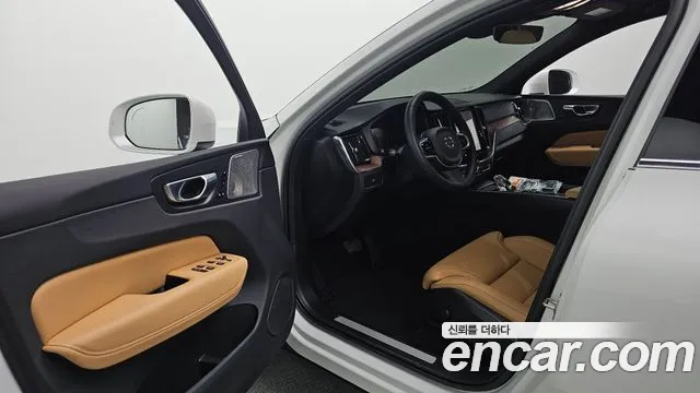 Volvo XC60 2023 — фото 13