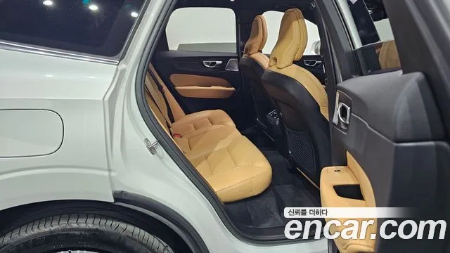 Volvo XC60 2023 — фото 17