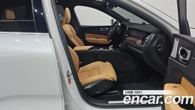 Volvo XC60 2023 — фото 16