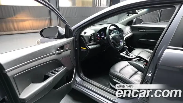 Hyundai AVANTE 2018 — фото 10