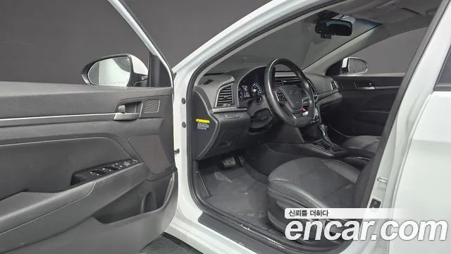 Hyundai AVANTE 2018 — фото 10