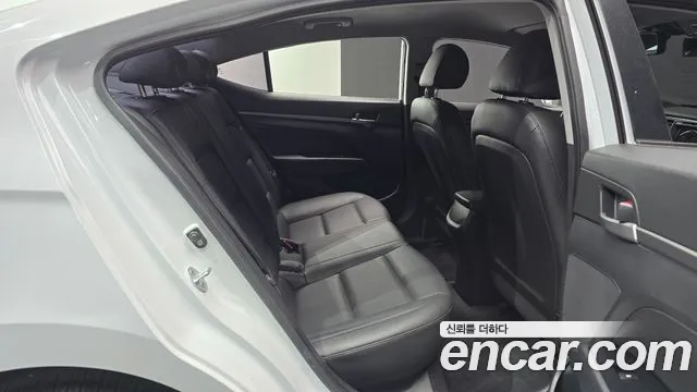 Hyundai AVANTE 2018 — фото 12