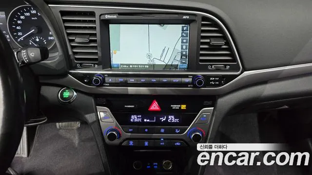 Hyundai AVANTE 2018 — фото 14