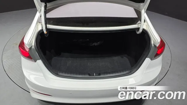 Hyundai AVANTE 2018 — фото 20