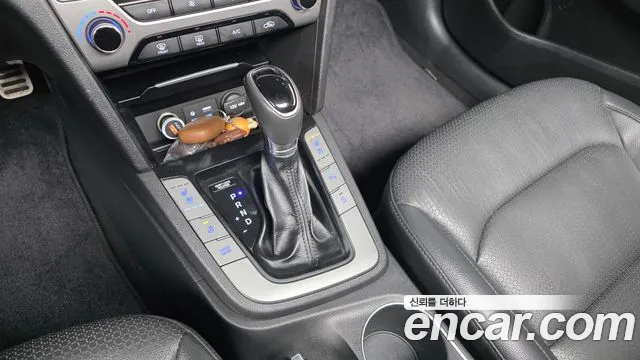 Hyundai AVANTE 2016 — фото 12