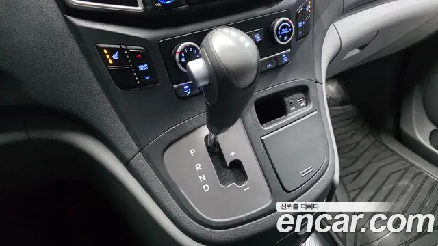 Hyundai Starex 2019 — фото 9