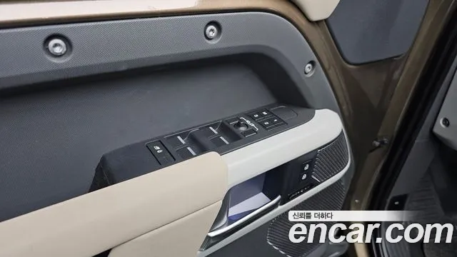 Land Rover Defender 2023 — фото 18