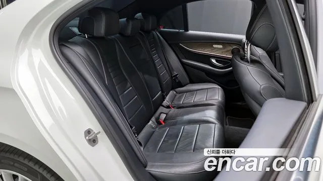 Mercedes-Benz E-Class 2021 — фото 17