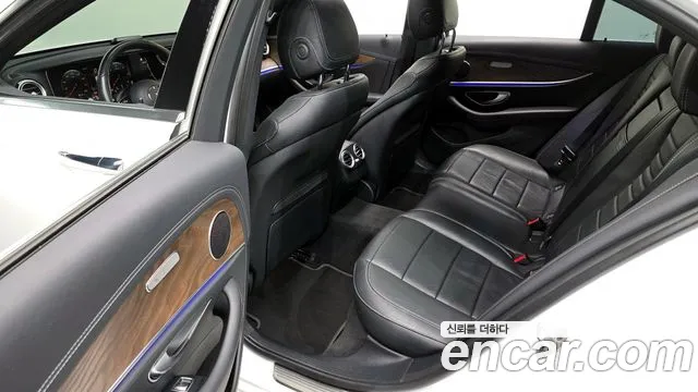 Mercedes-Benz E-Class 2021 — фото 18
