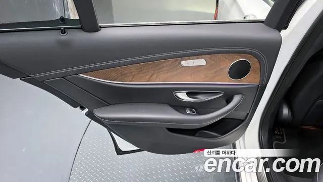 Mercedes-Benz E-Class 2021 — фото 15