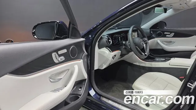 Mercedes-Benz E-Class 2022 — фото 13