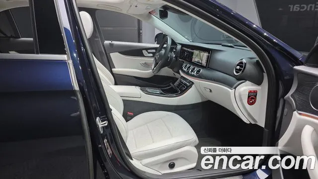 Mercedes-Benz E-Class 2022 — фото 17