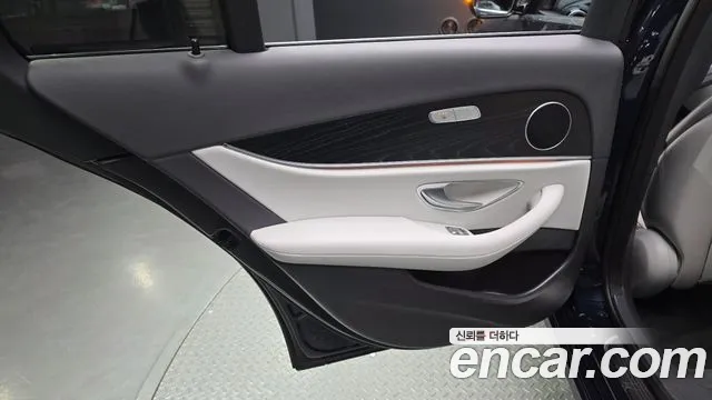 Mercedes-Benz E-Class 2022 — фото 15