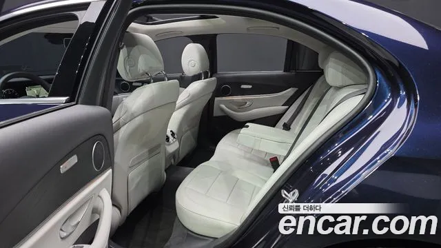 Mercedes-Benz E-Class 2022 — фото 16