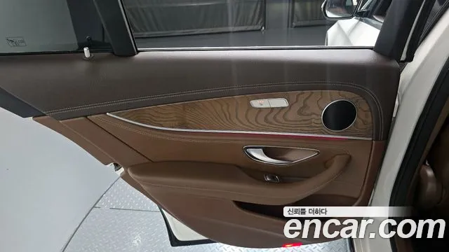Mercedes-Benz E-Class 2017 — фото 15