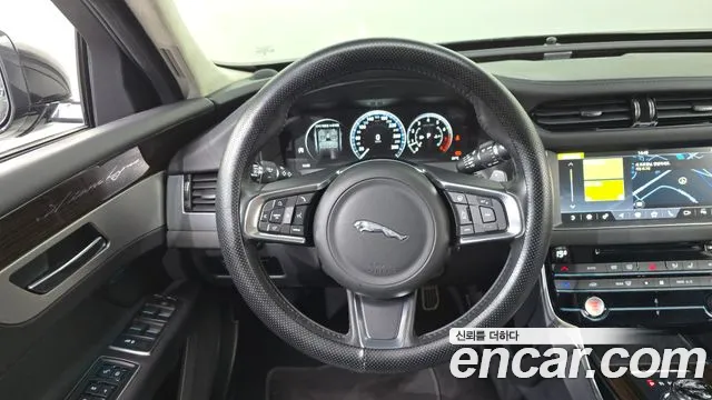 Jaguar XF 2019 — фото 14